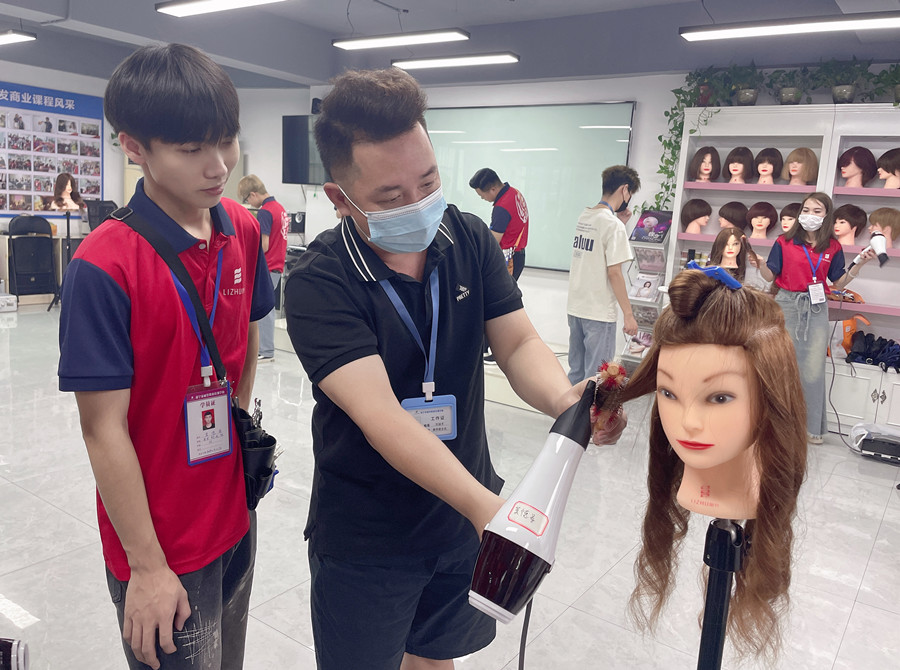 怎么樣才能做好吹風(fēng)造型？南寧美發(fā)吹風(fēng)培訓(xùn)