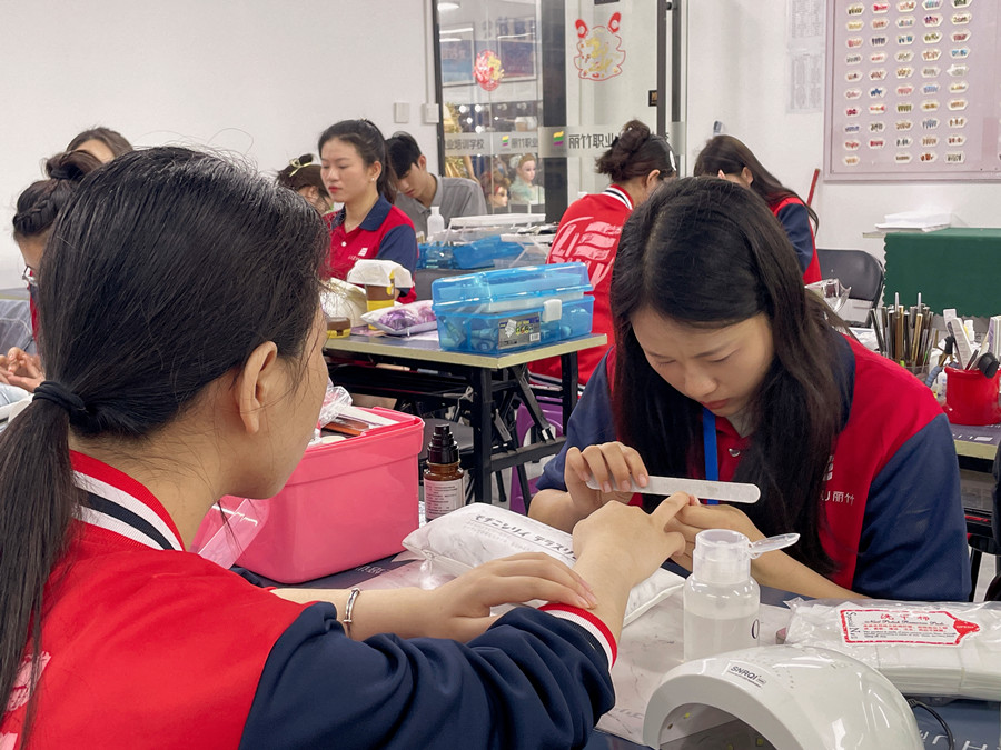 如何成為高價(jià)美甲師？廣西學(xué)美甲哪里時(shí)尚？