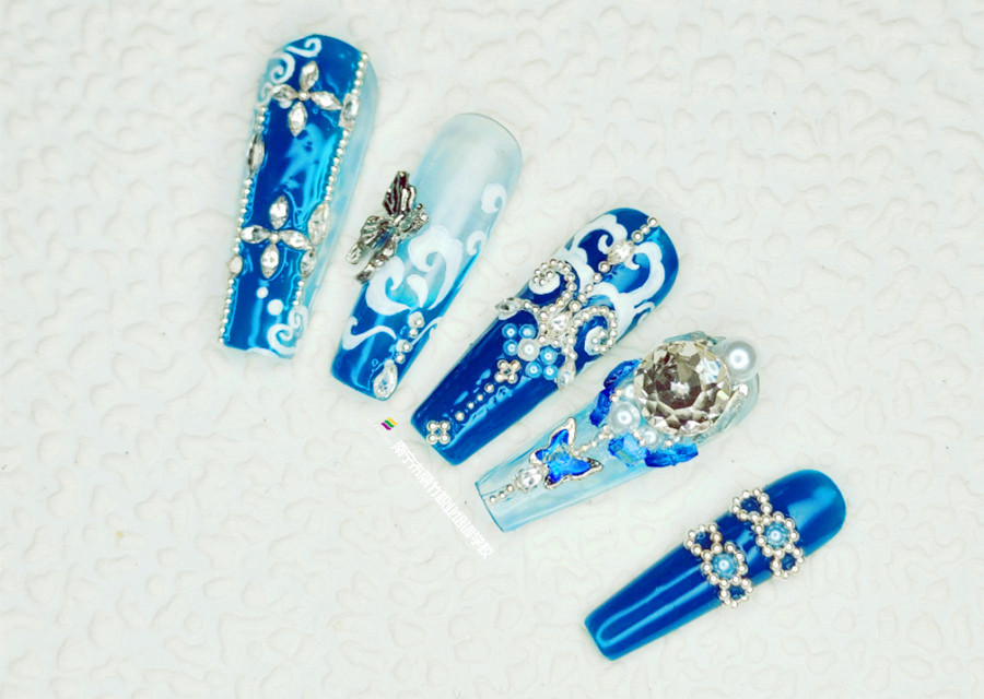 克萊因藍(lán)貼鉆美甲，南寧美甲造型專業(yè)學(xué)校實(shí)訓(xùn)作品
