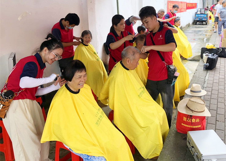 南寧理發(fā)美發(fā)學(xué)校為民免費理發(fā)，個個都是“活雷鋒”