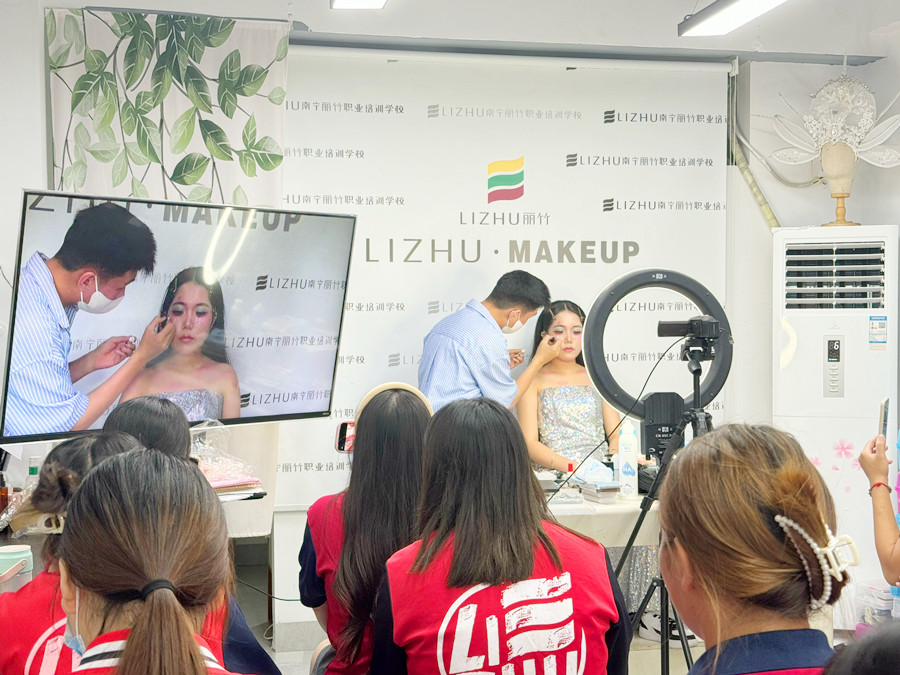 學人魚公主造型手法示范，了解南寧化妝學校怎么招生？