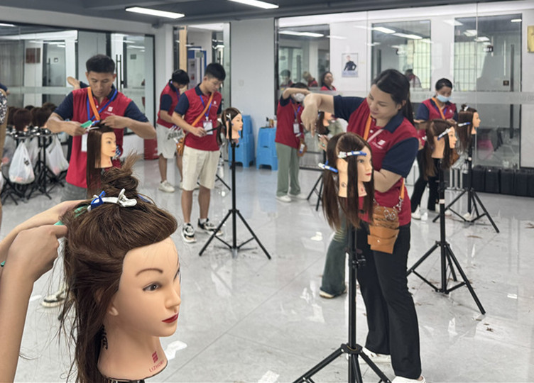 什么是挑剪？廣西美發(fā)剪發(fā)理發(fā)學(xué)校課堂講解