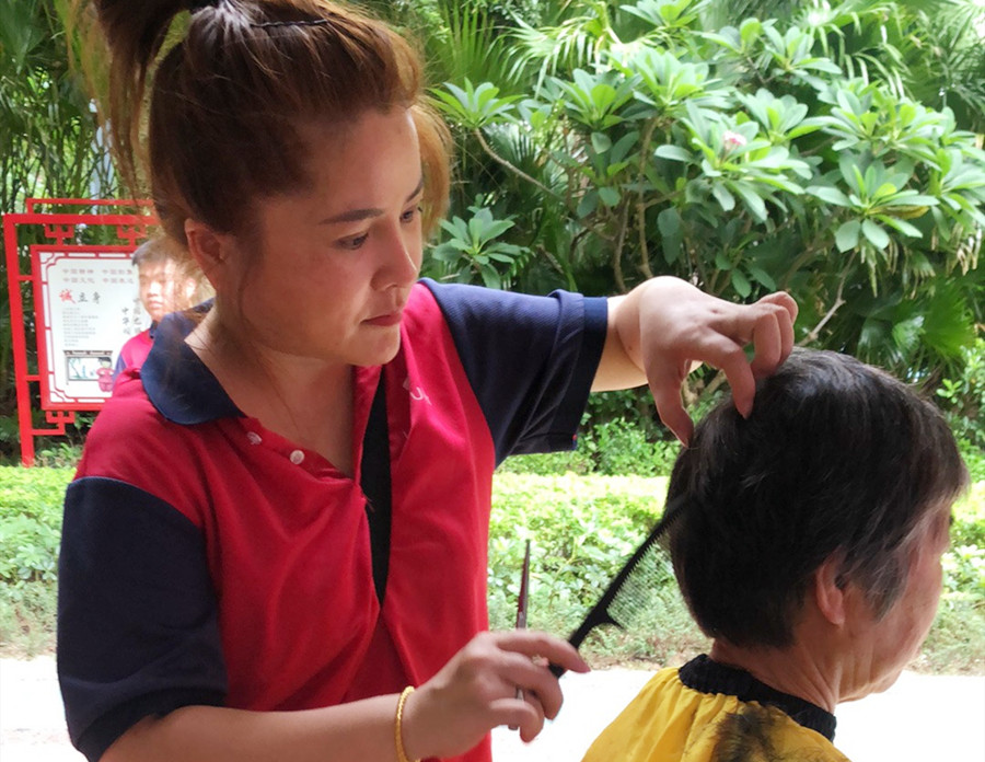 抓剪的操作手法，南寧美發(fā)理發(fā)學(xué)校為你介紹