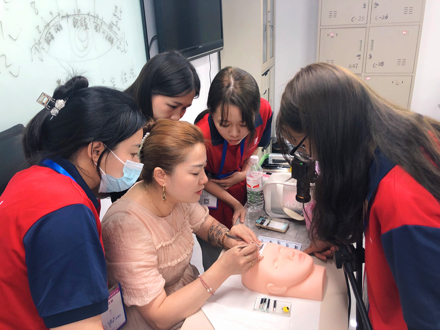 新手為什么都要在仿皮練習(xí)？南寧美睫課堂實(shí)況