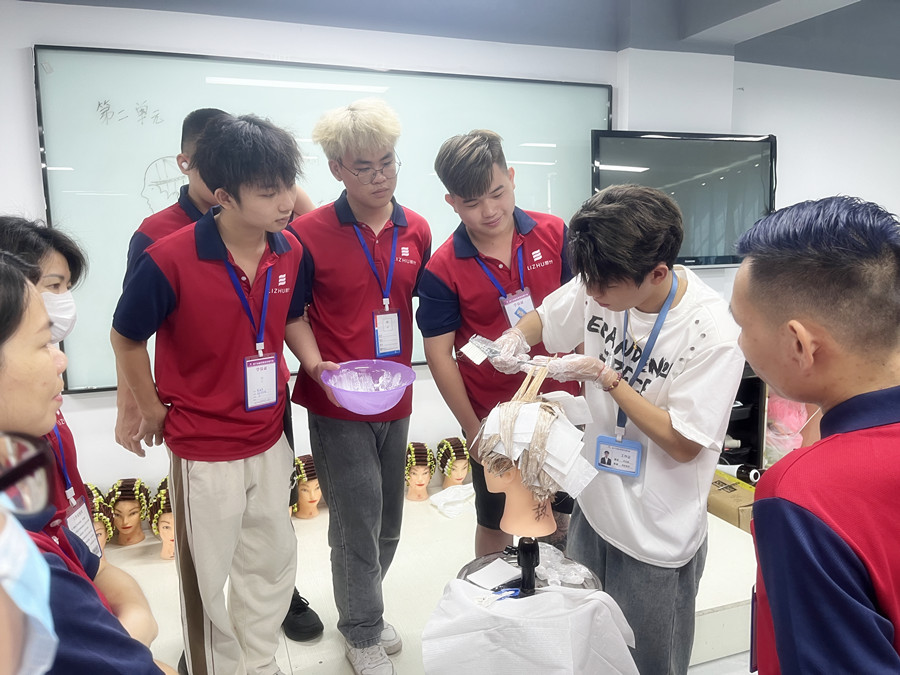 染發(fā)如何涂染膏？南寧專業(yè)燙染分享