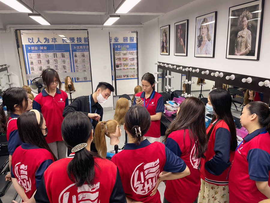 赫本頭發(fā)型手法技巧，南寧化妝發(fā)型學(xué)校分享