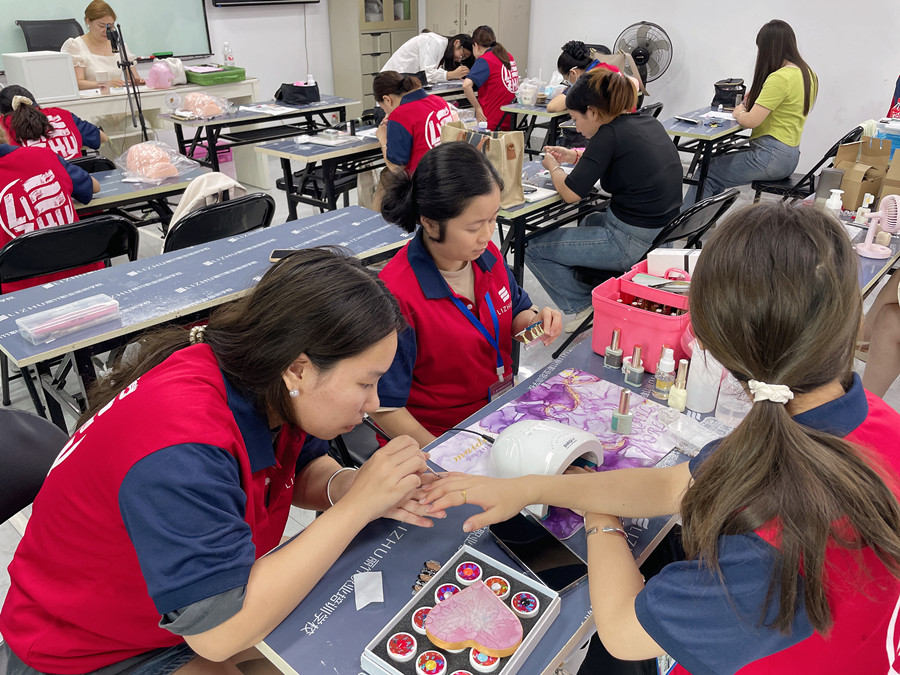 又快又好涂指甲油的技巧，廣西培訓(xùn)美甲基礎(chǔ)教程