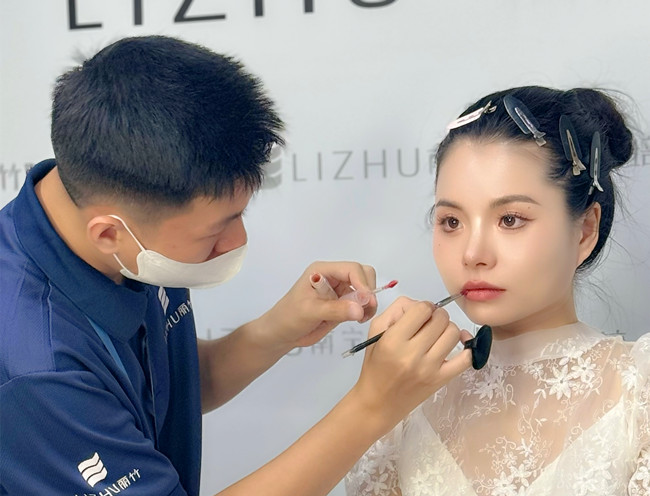 時尚簡約新娘造型，南寧新娘化妝造型學(xué)校作品