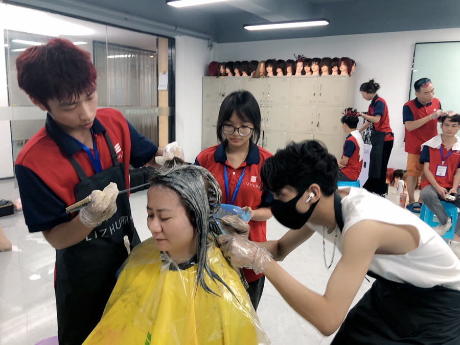 如何向顧客推薦合適的發(fā)色？南寧燙染造型學(xué)校分享