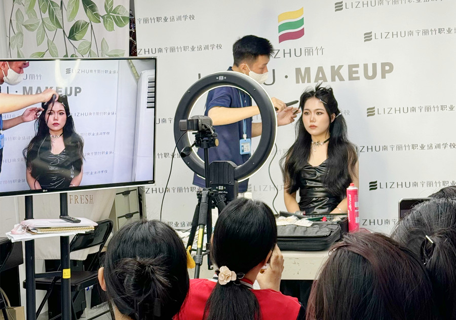 貓系造型課堂手法演示，廣西化妝高彩培訓(xùn)班課堂