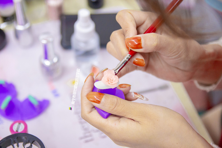 雕花美甲怎么做？廣西美甲進(jìn)修班