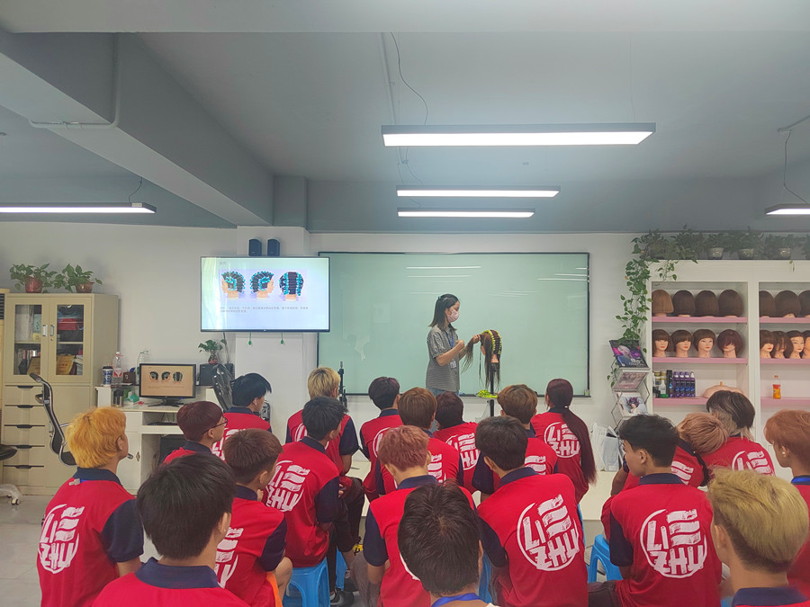 南寧學(xué)燙發(fā)：如何提升標(biāo)準(zhǔn)操作速度？