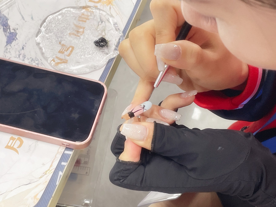 甲片的材質(zhì)和使用時間限制？南寧美甲進修深造培訓(xùn)