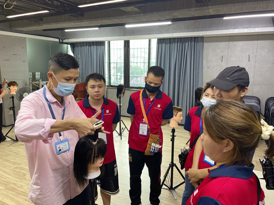 廣西美發(fā)剪發(fā)專業(yè)學(xué)校課堂實(shí)況花絮