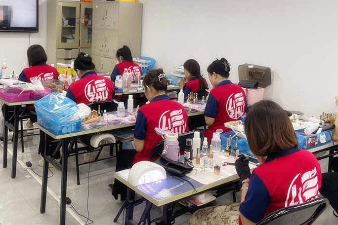 黑色系ins風(fēng)美甲，廣西美甲名?？钍浇榻B