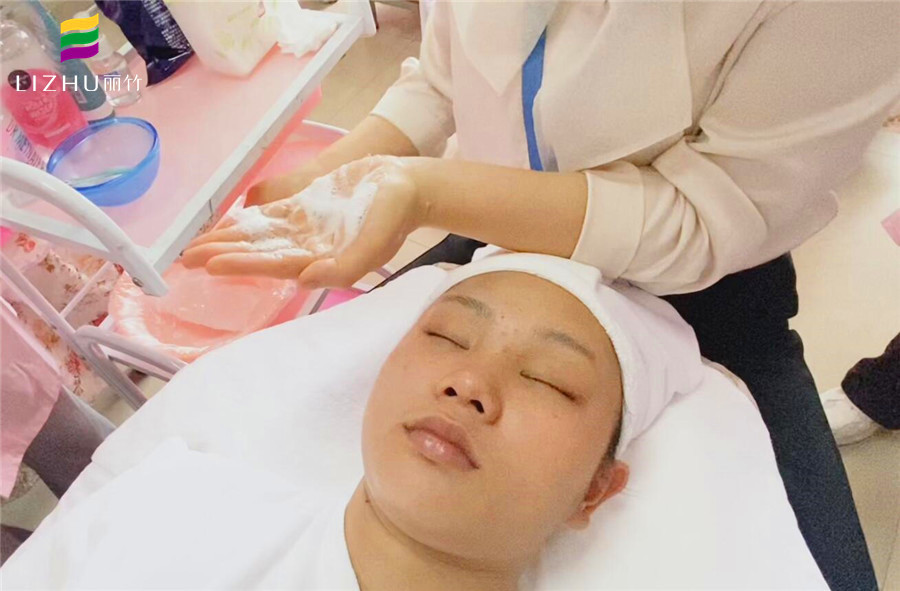 化妝前如何正確護(hù)膚？南寧化妝美容