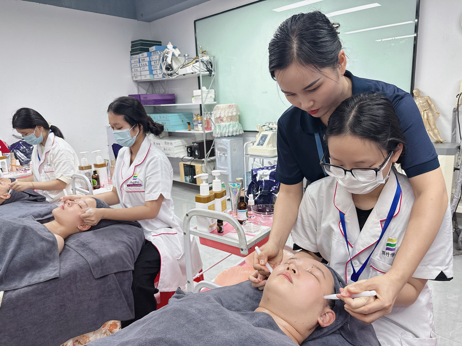 面部撥筋手法考核，南寧皮膚管理培訓(xùn)