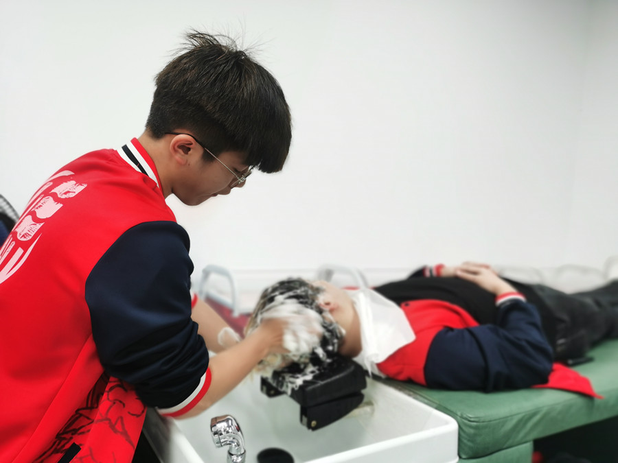 你頭發(fā)掉落的5個原因，南寧美發(fā)護發(fā)職校解析