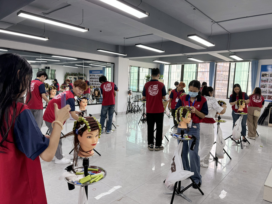 沖擊技能大賽，南寧美發(fā)培訓學校賽前訓練