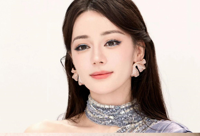 迪麗熱巴仿妝教程，和南寧彩妝高彩培訓(xùn)班一起學(xué)