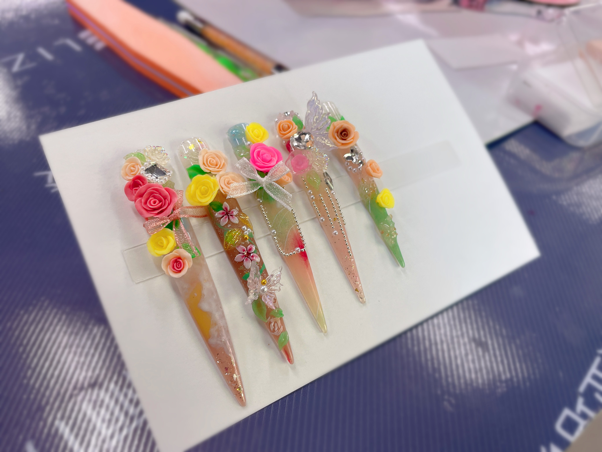 雕花美甲《玫瑰的故事》| 廣西美甲造型進修培訓(xùn)