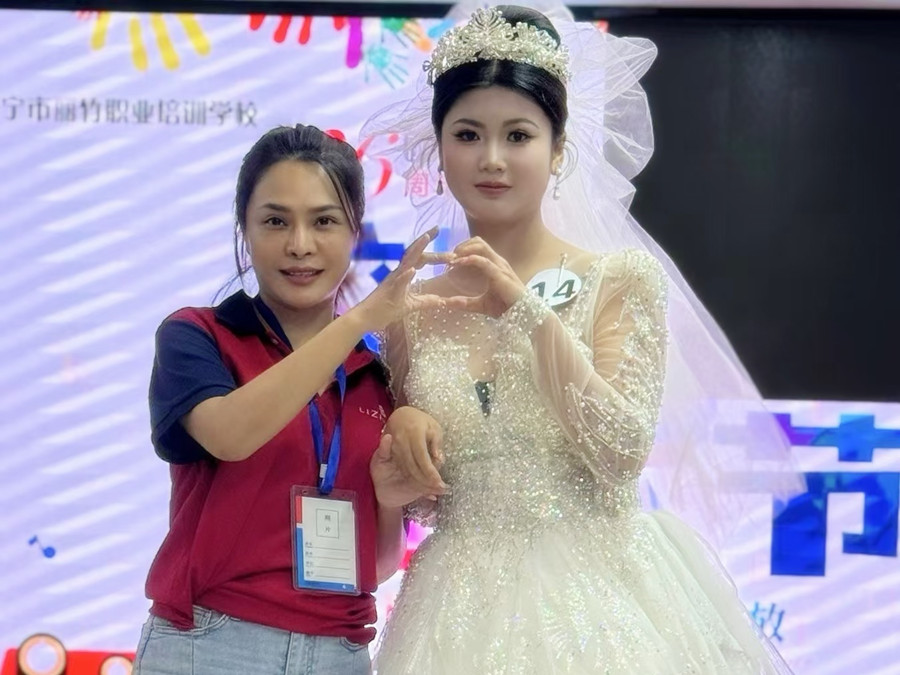 廣西新娘跟妝訓(xùn)：時尚白紗新娘