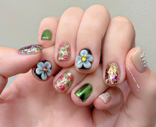 氛圍感美甲，廣西美甲藝術(shù)學(xué)校收集整理