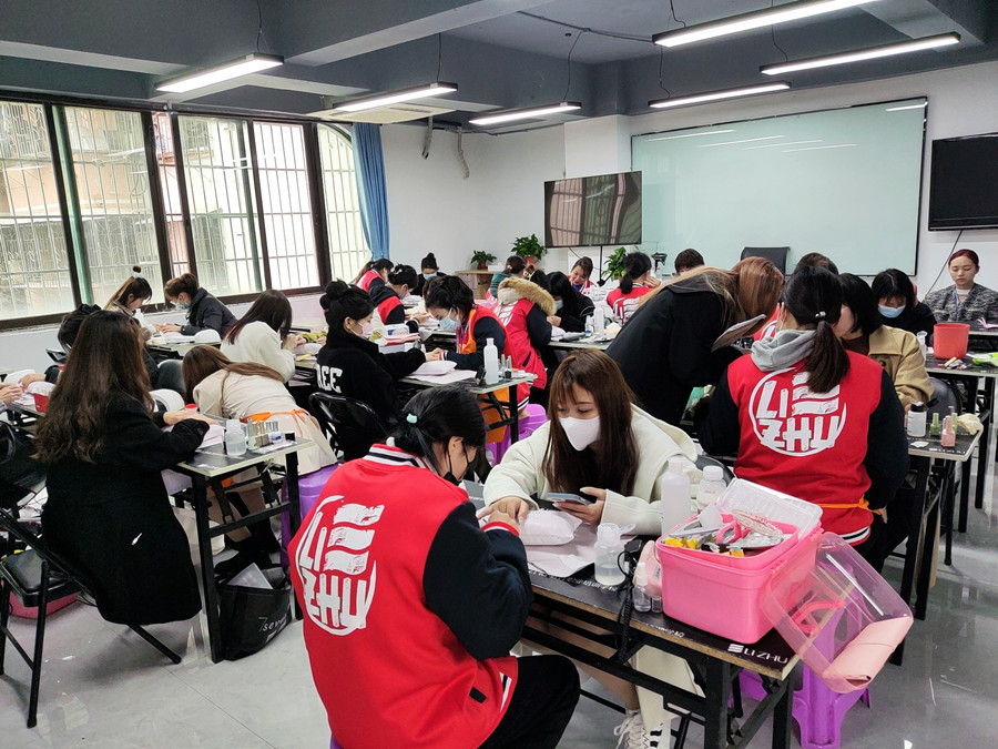 南寧美甲護(hù)理培訓(xùn)：為什么你的指甲又脆又??？