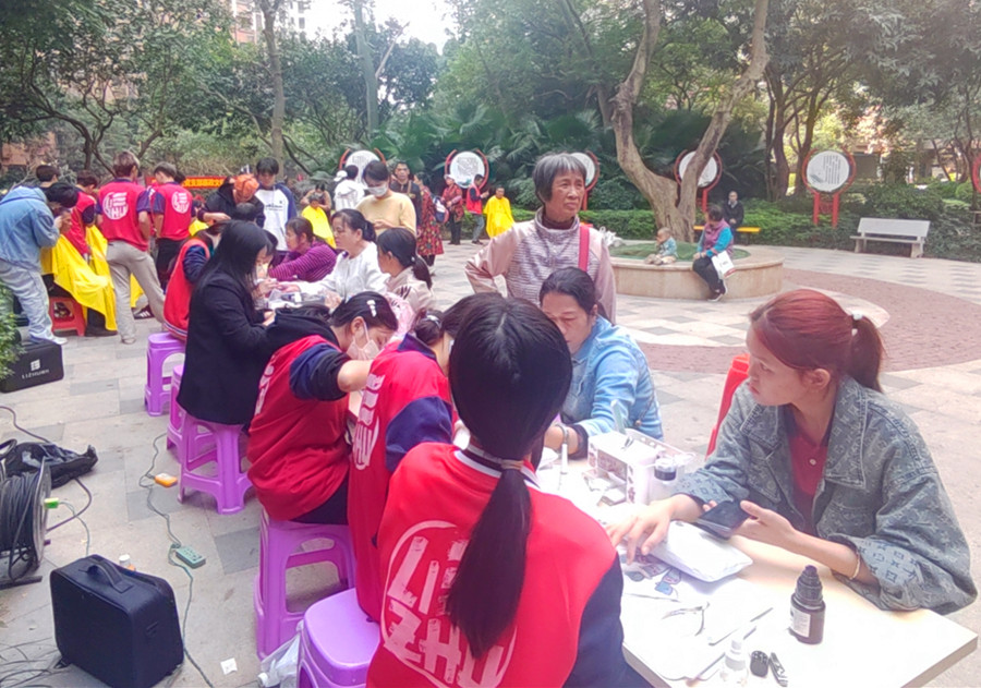南寧美甲職業(yè)學(xué)校來到愛情海小區(qū)，為居民提供免費(fèi)美甲