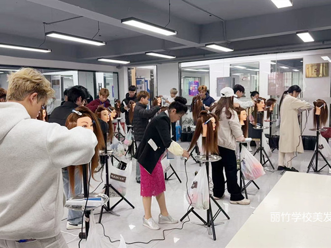 如何拉直發(fā)？南寧燙染培訓(xùn)零基礎(chǔ)