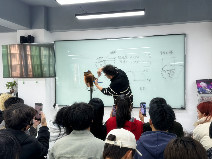 內(nèi)斜手法練習(xí)，廣西美發(fā)女士剪發(fā)培訓(xùn)