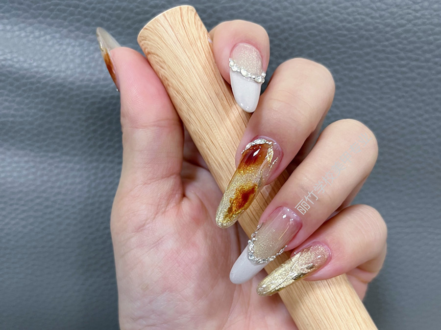 貓眼暈染美甲，廣西美甲課堂學(xué)員作品