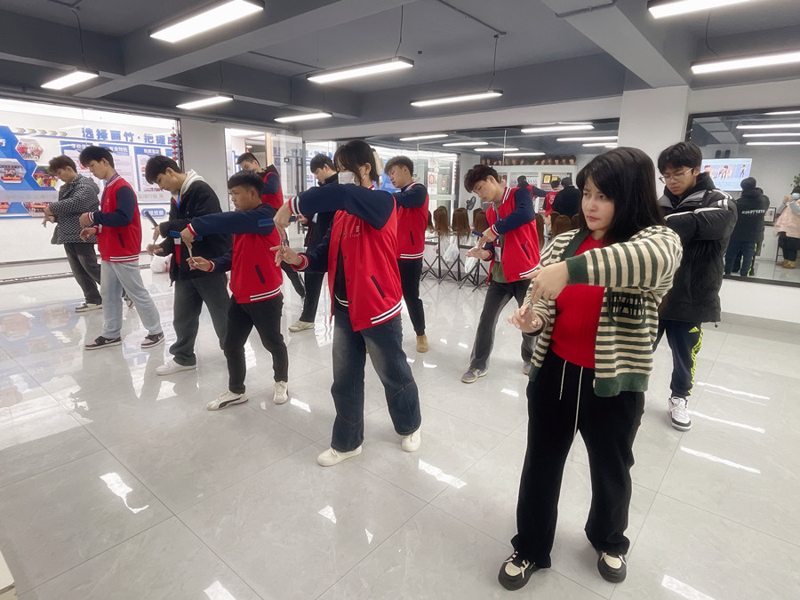 美發(fā)新手如何使用梳子？南寧美發(fā)基礎(chǔ)教學(xué)