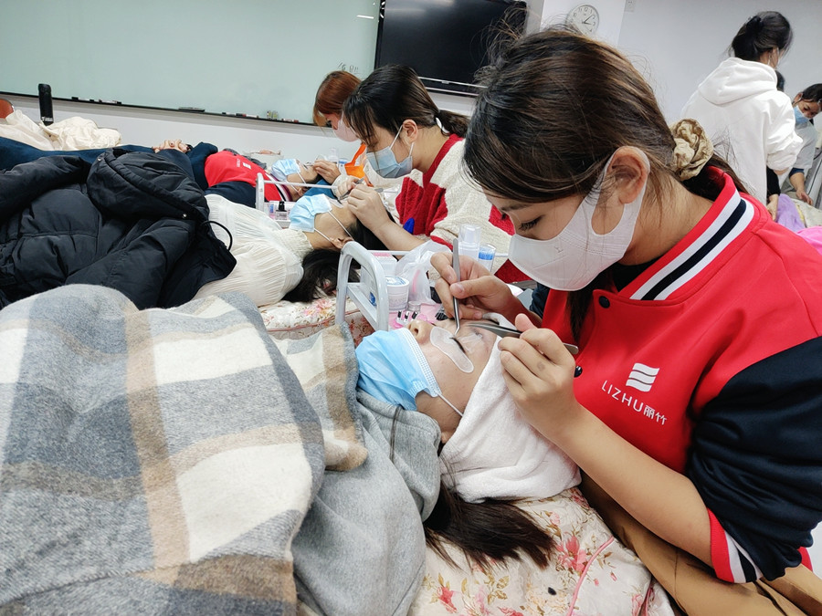 南寧美甲美睫培訓(xùn)：開綜合店為什么要學(xué)美睫？