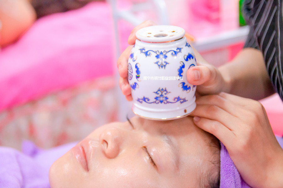 艾灸罐艾灸額頭的好處，廣西艾灸學(xué)校課程講解