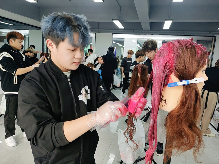 南寧燙染培訓(xùn)學(xué)校課堂實訓(xùn)