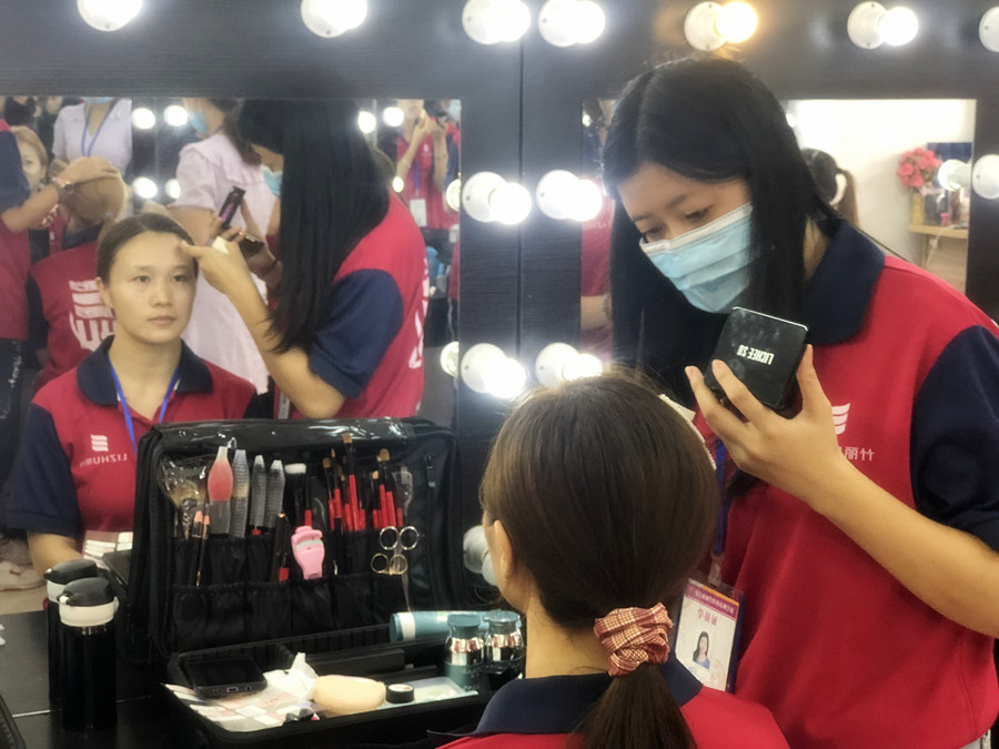 如何打造自然底妝？廣西彩妝教學(xué)基礎(chǔ)