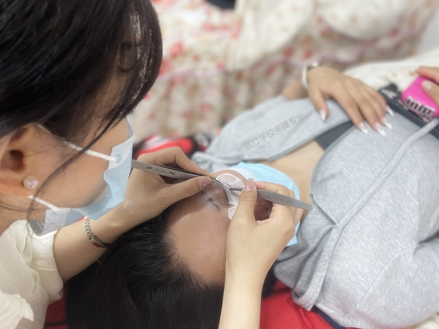 南寧美睫：不同經(jīng)驗(yàn)的美睫師如何選擇膠水？