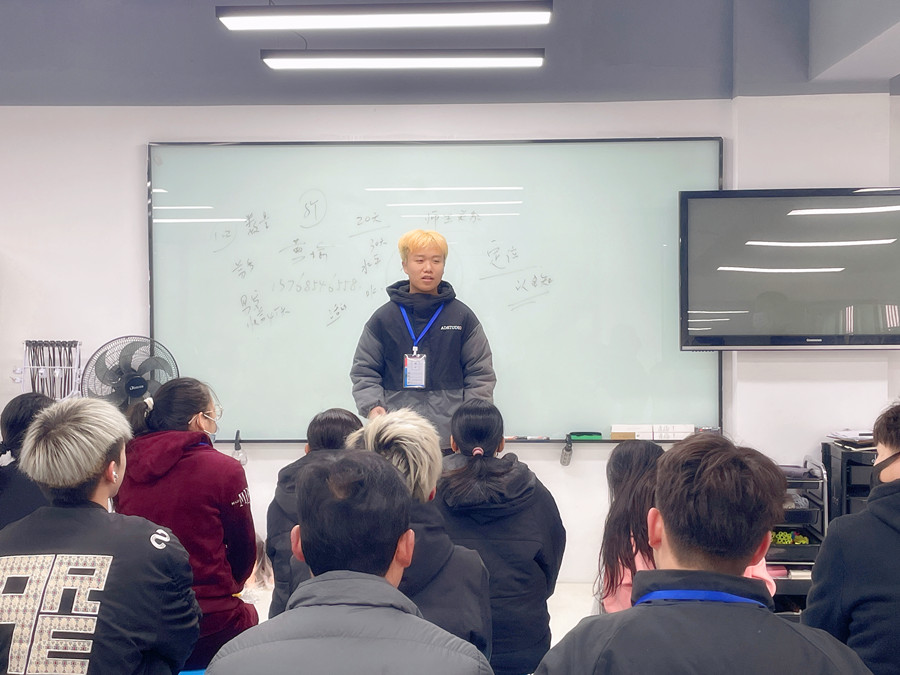 同學(xué)，歡迎來(lái)到廣西美發(fā)教育學(xué)校