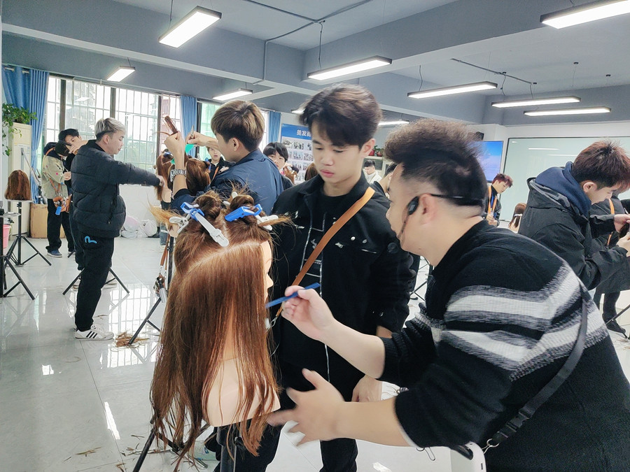 南寧剪女發(fā)哪里時尚？南寧哪里可以學(xué)剪女？