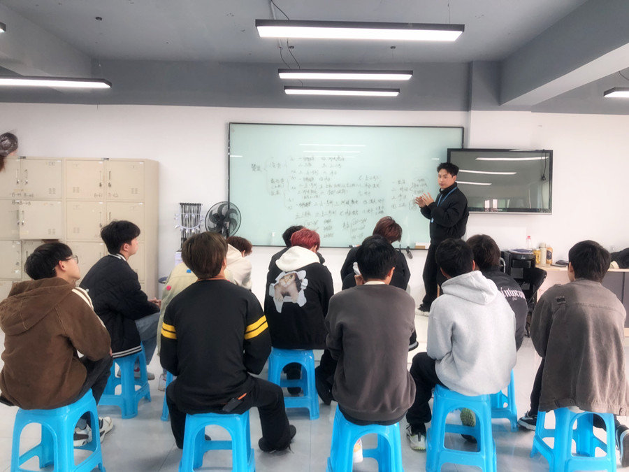 美發(fā)店常用的燙發(fā)方式，廣西燙染專業(yè)技術(shù)學(xué)?？偨Y(jié)分享