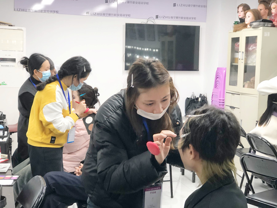 廣西化妝基礎(chǔ)短期：零基礎(chǔ)學(xué)化妝入門學(xué)什么？