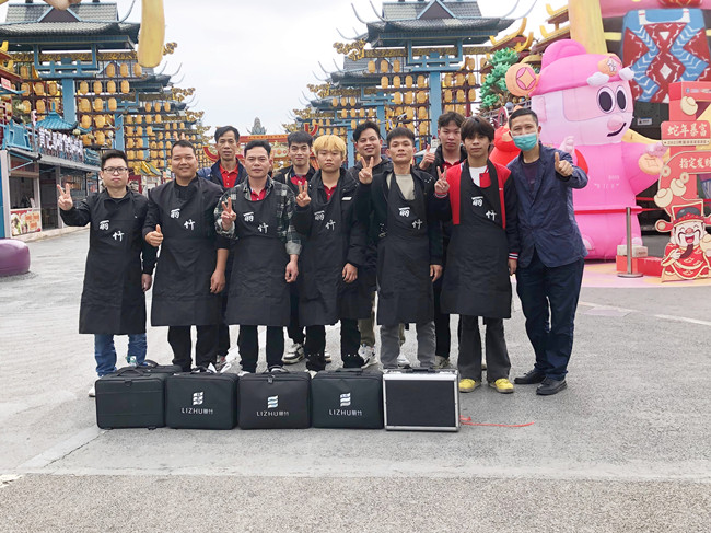 廣西美發(fā)職業(yè)學(xué)?！岸露挲堫^”義剪活動