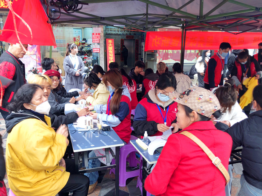 美甲活動免費(fèi)，南寧美甲造型專業(yè)學(xué)校開啟“學(xué)雷鋒月”