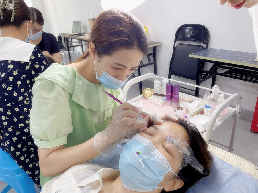 南寧教紋繡：如何掌握紋繡上色的時(shí)間？