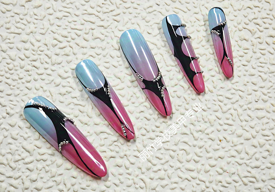  漸變線條美甲，廣西美甲學(xué)院實(shí)訓(xùn)作品