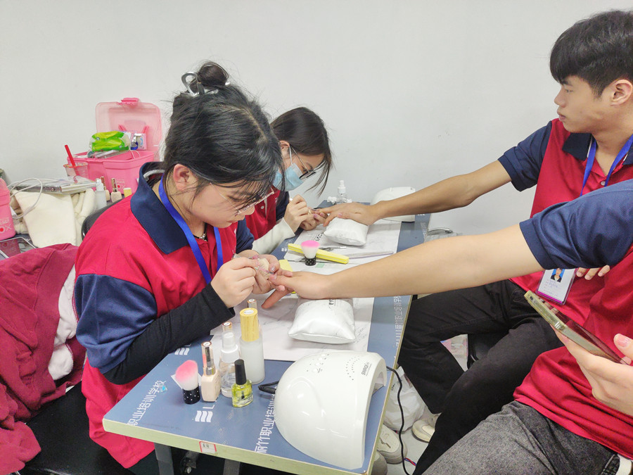 南寧學(xué)美甲的年齡限制？南寧學(xué)美甲去哪里？