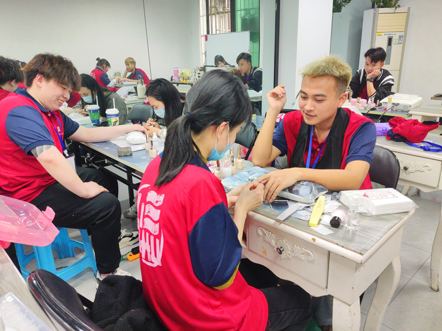 學美甲從零開始：男士美甲如何選擇？