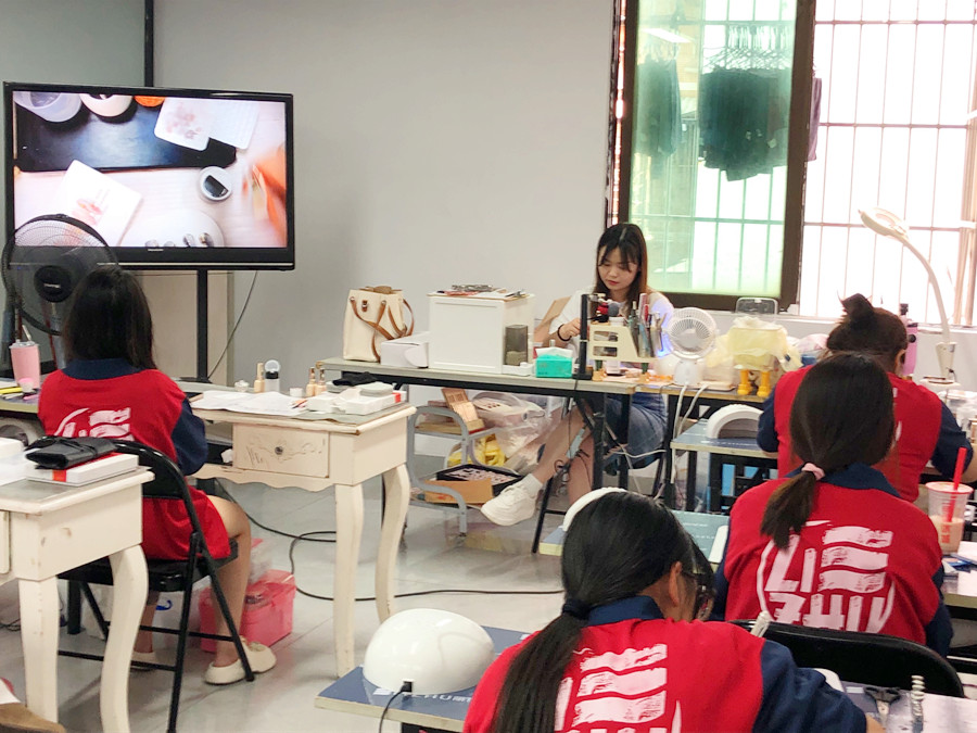 想在南寧學(xué)美甲技術(shù)，歡迎報(bào)讀麗竹學(xué)校