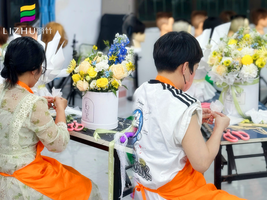 廣西插花藝術：玫瑰花抱抱桶花束教程